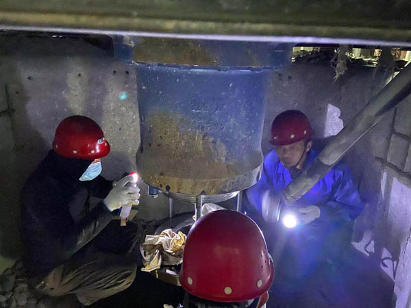 矸石項(xiàng)目部開展設(shè)備維保工作 矸石項(xiàng)目部開展設(shè)備維保工作