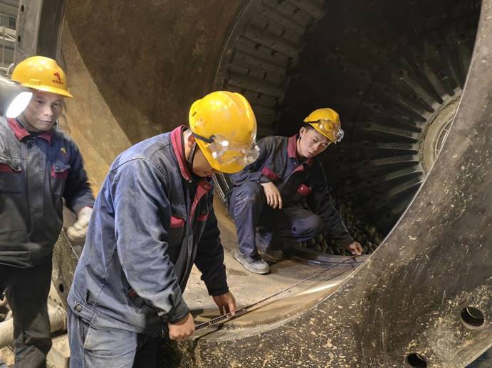 安裝公司順利完成廬江礦業半自磨出料襯套更換